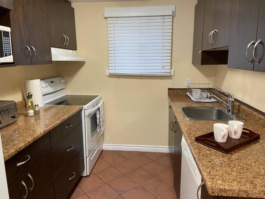 Adorable 2-Bedroom Guesthouse With Free Parking Victoria Exterior photo
